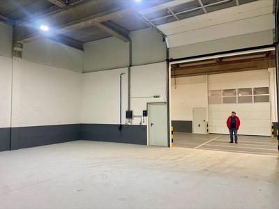 KMO-unit van 68 m² met sectionale poort nabij de E313