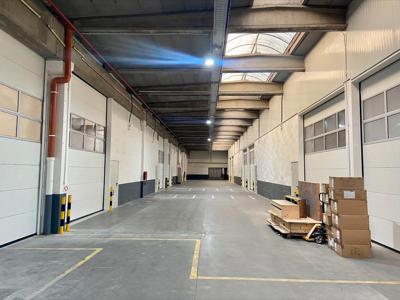 KMO-unit van 68 m² met sectionale poort nabij de E313