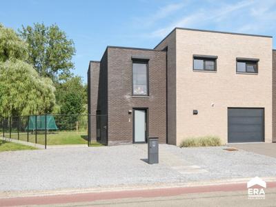 Moderne en ruime woning met 4 slpks op 8a41 in Herk-de-Stad