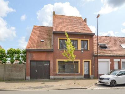 Zeer ruime rijwoning gelegen in centrum Aartrijke