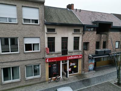 Handelspand met privé-woonst vele mogelijkheden in centrum