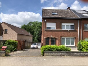 Driegevelwoning in rustige buurt