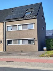 Halfopen moderne woning met 6 slaapkamers