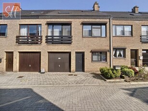 Huis +/- 212 m² - 5 slpkrs - 1 badkamer - Garage