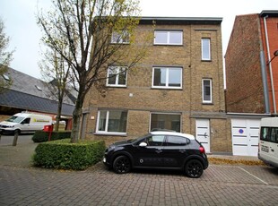 Opbrengsteigendom met drie vergunde appartementen en stab...