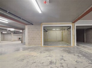 Ruime garagebox in een nieuwe residentie nabij het centrum.