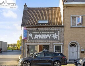 Strategisch gelegen woning met garage te Erembodegem.