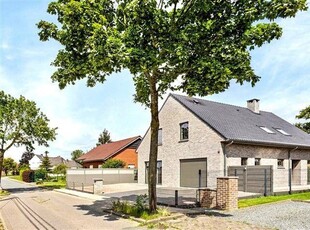 TOPAFGEWERKTE VILLA met 6 SLK, omheinde TUIN, OPRIT en GARAG