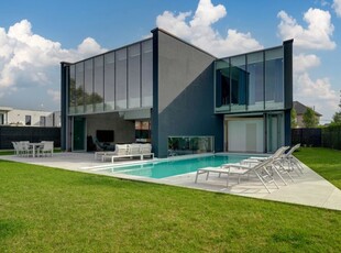 Kubieke stijl voor deze villa van meer dan 350m2 bewoonbaar