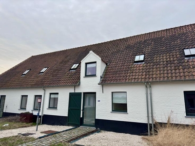 Charmante, gerenoveerde woning omgeven door groen te Oost...