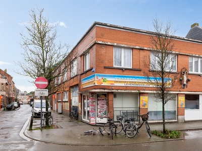 Handelspand met twee appartementen te Mechelen