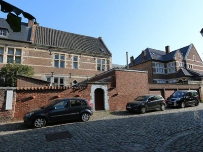 Authentieke begijnenwoning + bouwgrond met garages