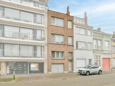 Rijwoning met ruime koer en garage in Oostende - 4 slaapkamers