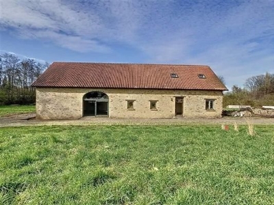 Te renoveren hoeve op 2 ha 82 ca