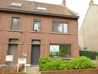 Uitgebouwde woning met 21 zonnepanelen, leuke tuin nabij het station te Sint-Michiels.