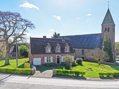 Voormalige pastorie onder de kerktoren van Goeferdinge