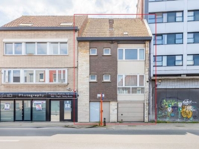 Architecturaal sterke woning met praktijkruimte en tuin