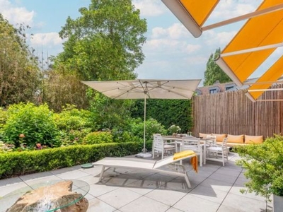 Luxe gekoppelde stadsvilla met mooie tuin + inpandige garage