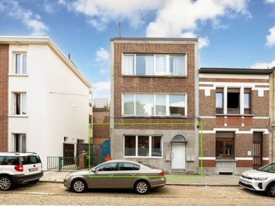 Modern gelijkvloersappartement met stadstuin in een klein...