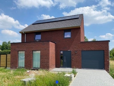 Nieuwbouwwoning op mooi perceel grond!