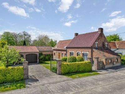 Rustig gelegen hoevetje op 2418 m² te Zedelgem