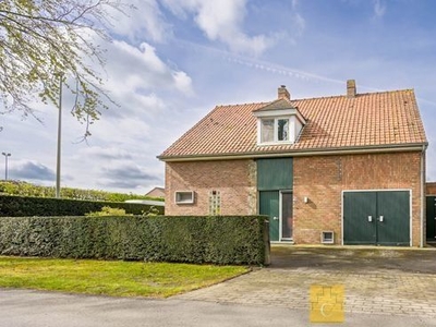 Solide alleenstaande woning met 4 slaapkamers en inpandig...