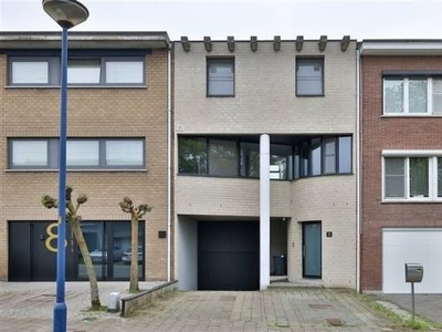 Splitlevel-woning met 3 slpk en garage/ruimte voor vrij bero