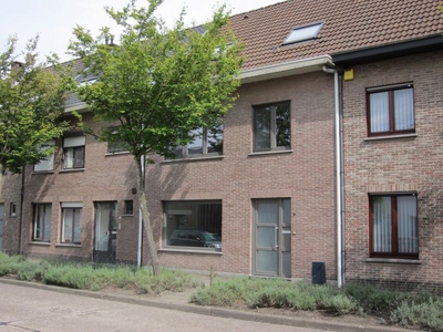 GERENOVEERDE WONING MET 4 SLAAPKAMERS en 2 GARAGES