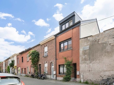 Gerenoveerde(2016) woning met 2 slaapkamers en een terras...