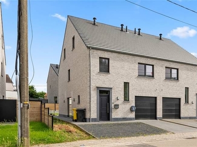 Halfopen nieuwbouw BEN-woning met 5 kamers, garage en tuin