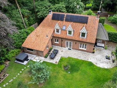 Karakteristieke villa met paardenstallen op ca. 3770 m².