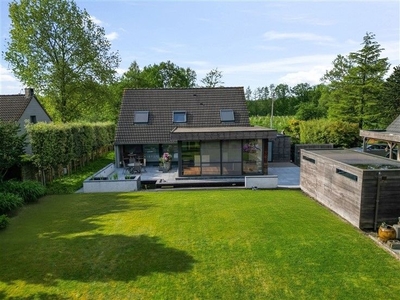 Open bebouwing, gelegen aan de Stropersbossen op 1.576m².