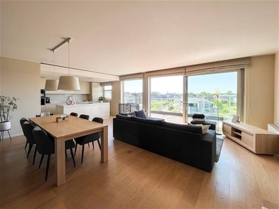 Prachtige penthouse met 2 slpks, ruim terras en 2 autostaanp