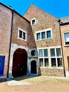 Unieke historische stadshoeve in Maasstijl gelegen 