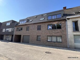 Centraal gelegen 2 slaapkamer appartement met garage en t...