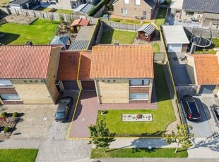 Gezellige halfopen bebouwing met tuin in residentiële wijk