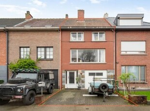 Te renoveren woning met diepe tuin op toplocatie in Wilrijk