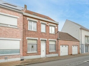 Te renoveren woning met dubbele garage