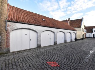 Afgesloten garagebox van 13m2 nabij het Sint-Annakwartier