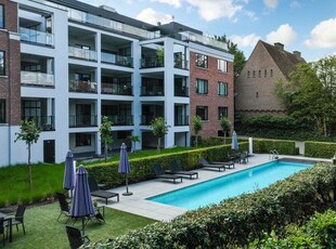 Luxueuze en lichtrijke penthouse met garage, terras + zwemba