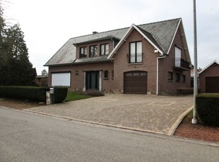 Prachtige residentiële villa met siertuin en ruime garage