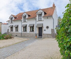 Prachtige villa - momenteel uitgerust als restaurant met woo