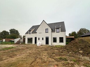 Te koop, residentiële halfopen nieuwbouwwoning met zuidge...