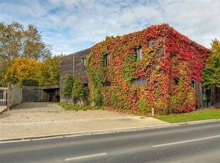 Woning met karakter en een grote tuin!