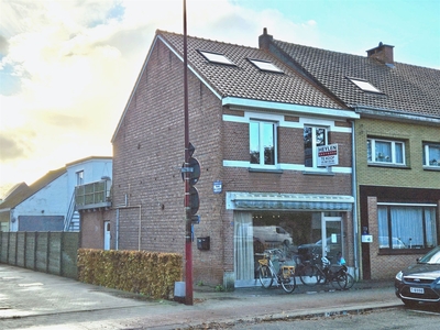 Centraal gelegen winkel en appartement