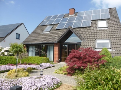 Gezellige woning met zonnepanelen en een prachtige tuin