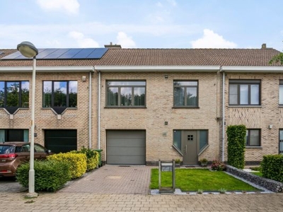 Instapklare woning met een bew opp van 230 m², 3 slpk's, leuke & zonnige tuin op een perceel van 245 m²