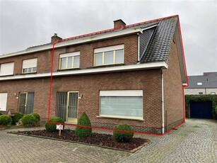 Halfopen bebouwing met drie slaapkamers en dubbele garage