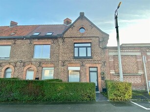 Volledig gerenoveerde woning met koer in toffe buurt.