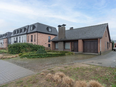 Vrijstaande woning met 2slpk, garage, tuin en bijgebouw.